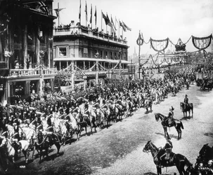 A parada do jubileu de diamante que cruza a ponte de Londres, 1897